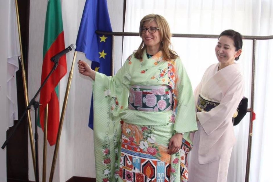 Захариева облече кимоно с български мотиви за олимпийците ни в Токио