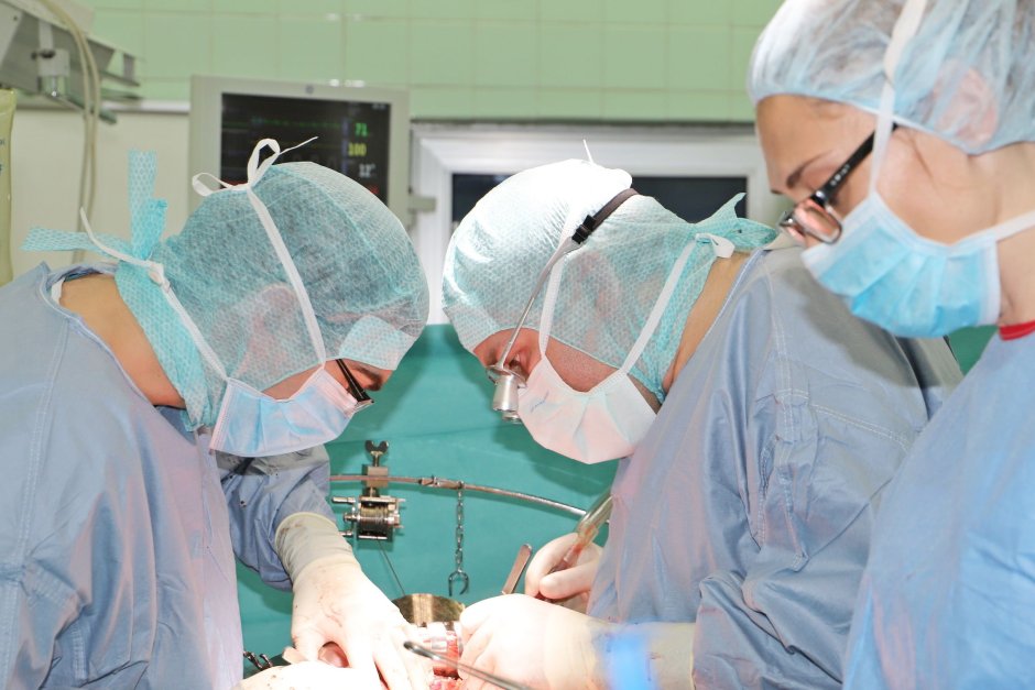 Екип на ВМА направи чернодборна трансплантация с авиотранспорт на органи