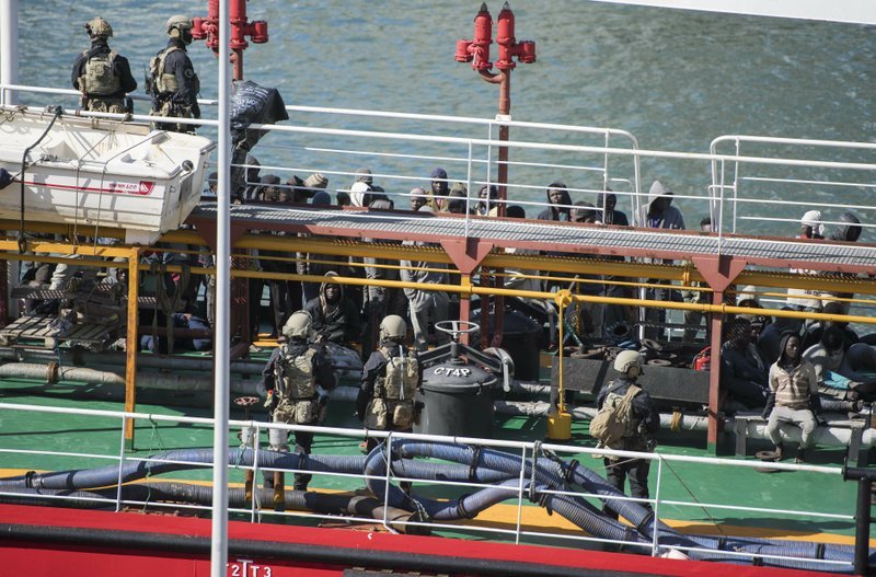 Малтийски военни щурмуваха отвлечен от мигранти в Средиземно море танкер