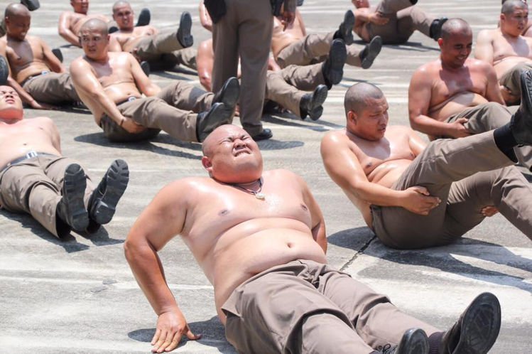 Тайланд изпраща всички дебели полицаи на лагер за отслабване