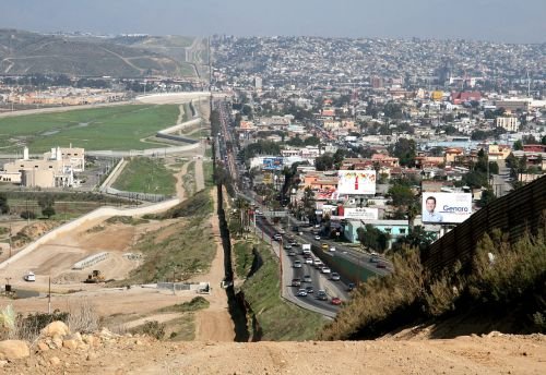 Тръмп заплашва да затвори границата с Мексико заради наплива на имигранти
