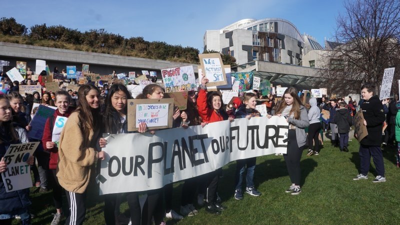 Ученическата стачка за климата пред шотландския парламент
