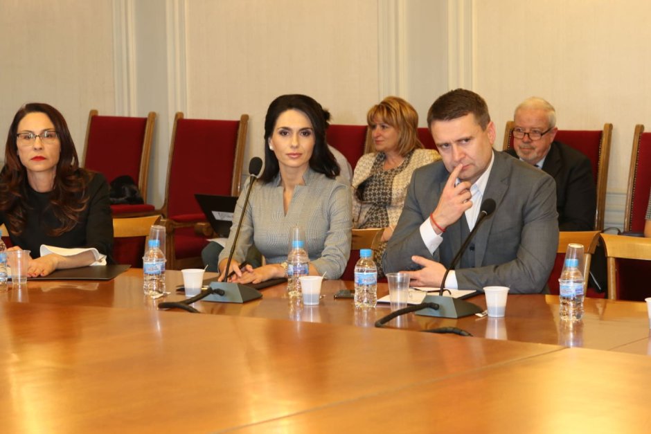 Кандидатките за зам.-председателските места в КФН Илиана Христова (вляво) и Мария Филипова (в центъра) и председателят на надзора Бойко Атанасов по време на изслушването в парламента.