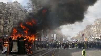 Нови сблъсъци и арести на протест на "жълтите жилетки" в Париж