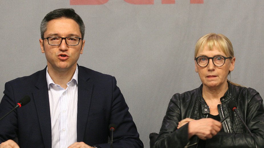 Елена Йончева заедно с Кристиан Вигенин по време на неделната пресконференция на БСП, сн. БГНЕС