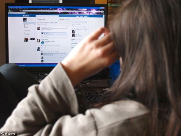 Лондон ще глобява социалните мрежи заради вредно съдържание
