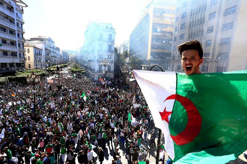 Хиляди протестират в в Алжир с искане президентът Бутефлика да се оттегли