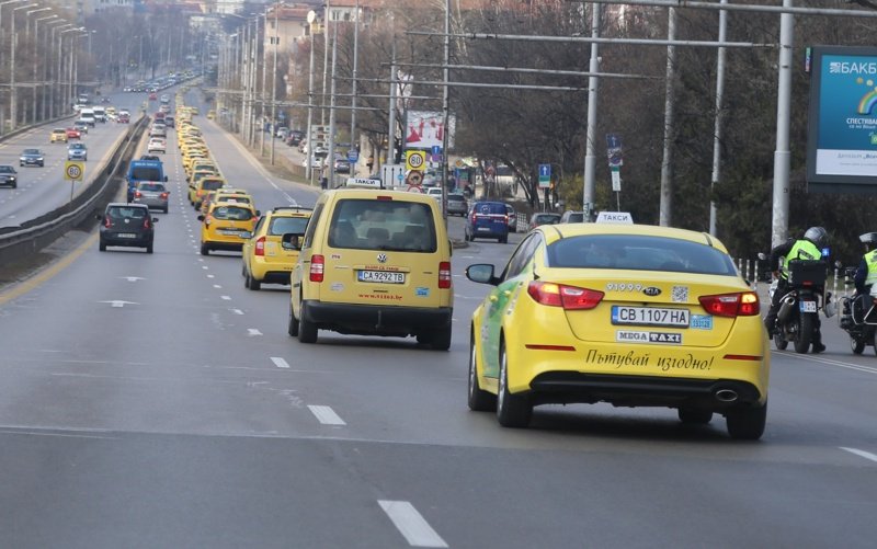 Таксиметрови шофьори излязоха на шествие срещу руския Юбер, сн. БГНЕС