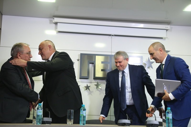 Лидерът на ГЕРБ Бойко Борисов прегръща Владимир Кисьов (СДС), за когото нареди да е на избираемо място в евролистата на новата коалиция ГЕРБ - СДС. Сн. БГНЕС