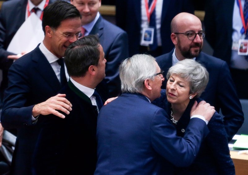 Тереза Мей се поздравява с Жан-Клод Юнкер в началото на срещата в Брюксел в четвъртък. На Заден план се виждат премиерите на Холандия и Белгия - Марк Рюте и Анри Мишел. Сн. БГНЕС