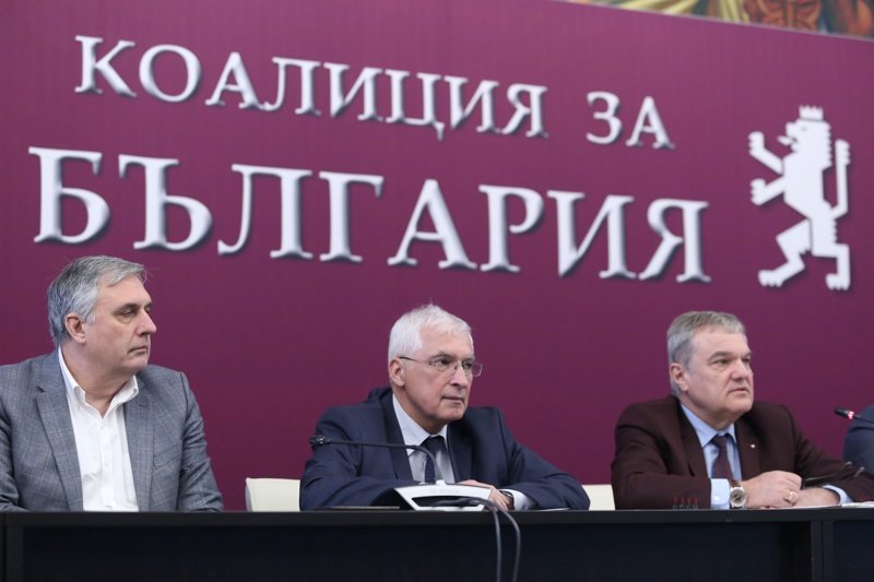 Водачът на листата на "Коалиция за България" проф. Боян Дуранкев (в средата). Снимка: БГНЕС