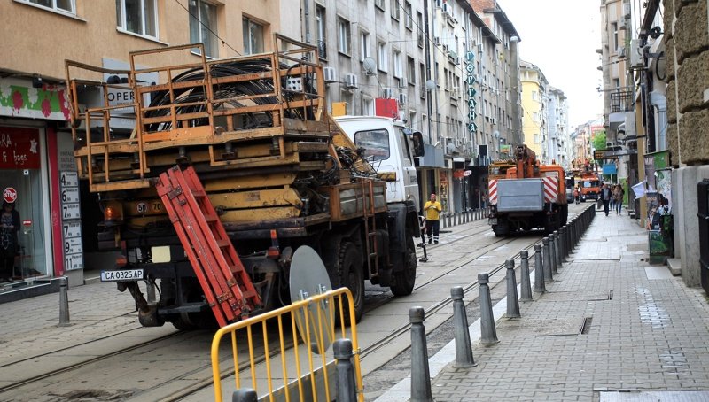 И преди ремонта трамвайните релси по ул. "Граф Игнатиев" бяха отделени с колчета. Сн. БГНЕС
