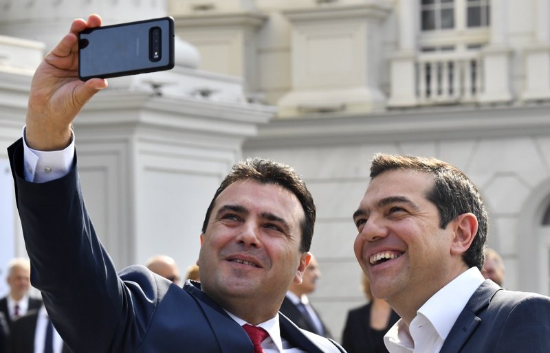 Заев и Ципрас с общо селфи по време на посещението на гръцкия премиер в Скопие, сн. БГНЕС