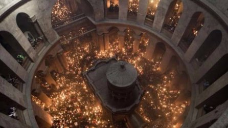 "Слизането" на Благодатния огън в църквата "Възкресение Христово" в Ерусалим. Сн. БГНЕС