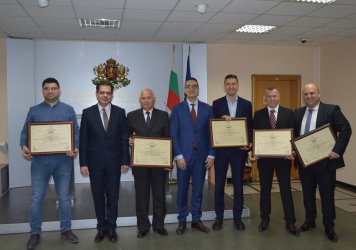 Отличените със сертификатите компании, сн. МИ