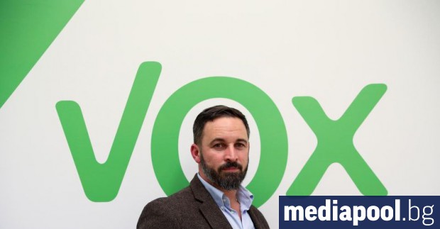 Усмихнати и непринудени двамата са застанали един до друг единият