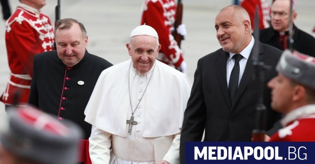 Папа Франциск стъпи на българска земя и бе посрещнат от
