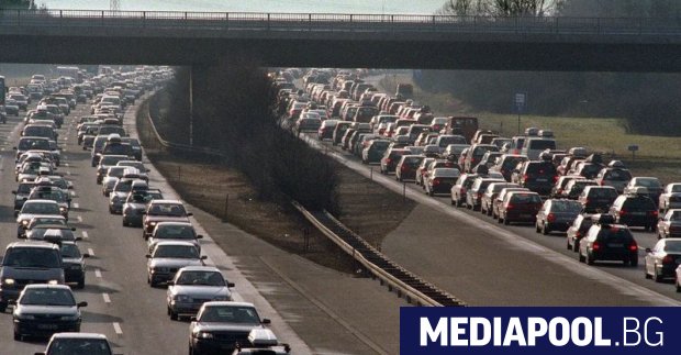 Засилен трафик по пътищата на странатасе очаква на Велики четвъртък.