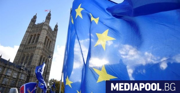 Кредитният рейтинг на Великобритания остава в риск от по нататъшно намаляване