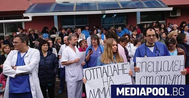 Лекари и сестри от Специализираната болница по детски болести Проф