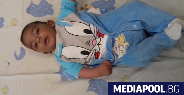 Шестмесечното бебе което беше изоставено от майка си на паркинг