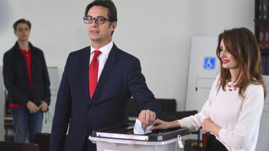 Стево Пендаровски гласува със съпругата си, сн. ЕПА/БГНЕС