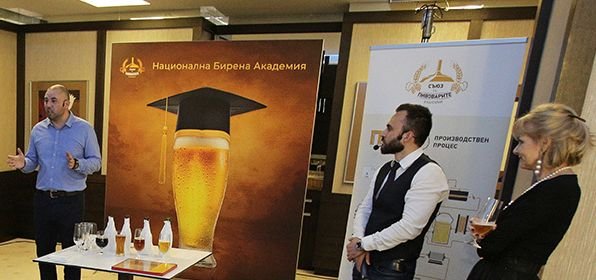 Петър Недялков (вляво) демонстрира как се разливат различните видове пиво