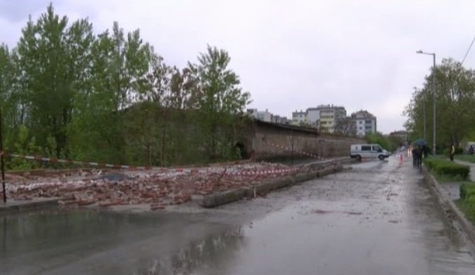 Ограда на бивше поделение се срути и уби човек в Хасково