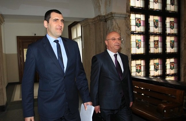 Прокурорът Ангел Кънев (вляво) наблюдава делото за контрабандни цигари и данъчни престъпления срещу Стайков. Снимка: БГНЕС