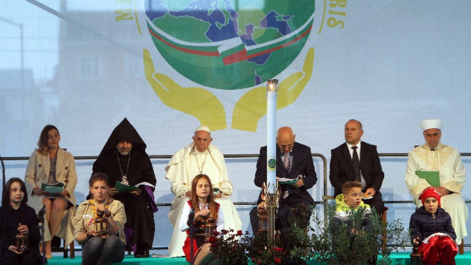 Папата събра различни религии в София в молитва за мир