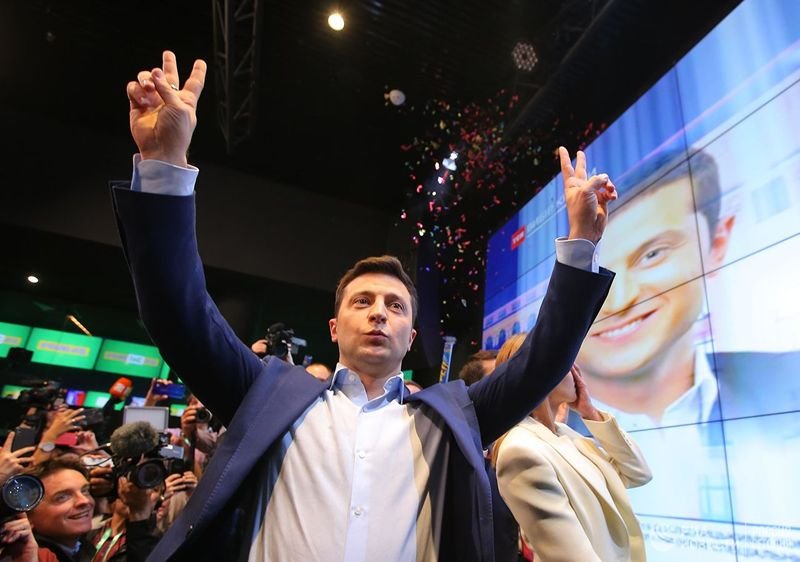 Володимир Зеленски ликува във вечерта след изборите.