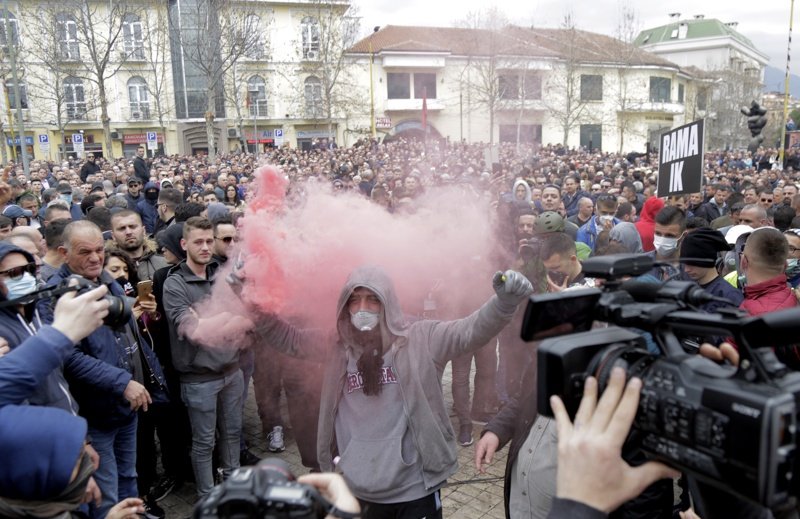 Албанската опозиция влезе в сблъсъци с полицията