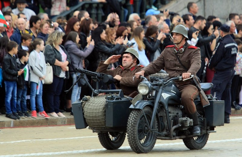 Военният парад в София показа ретро техника