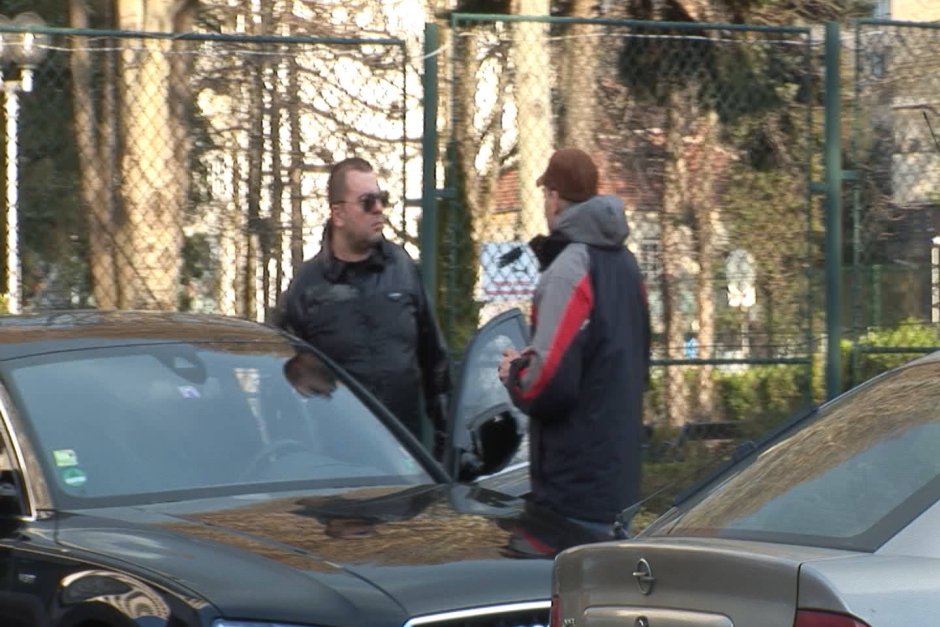 Янаки Червеняков пред автомобила си "Ауди" сн. Биволъ