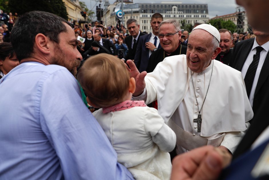 Хиляди се стекоха да видят и чуят папата в София