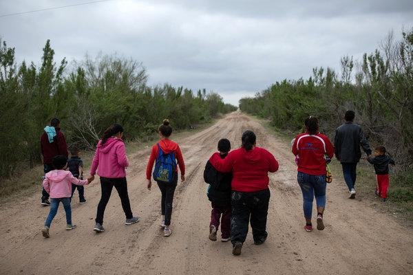 Над 100 000 нелегални имигранти заловени в САЩ през март на границата с Мексико