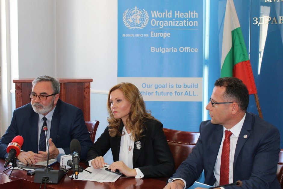 Главният държавен здравен инспектор д-р Ангел Кунчев (вляво), зам.-министър Светлана Йорданова и д-р Скендер Сила, ръководител на офиса на СЗО у нас.