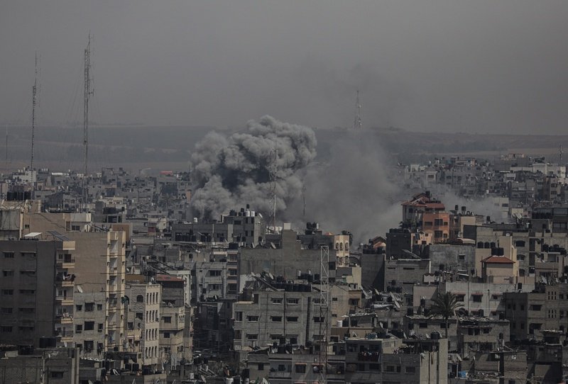 Отпетък досега при въздушните удари са загинали осем палестинци и един израелец, сн. ЕПА/БГНЕС