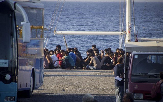 Франция се съгласи да приеме 20 мигранти от блокиран спасителен кораб