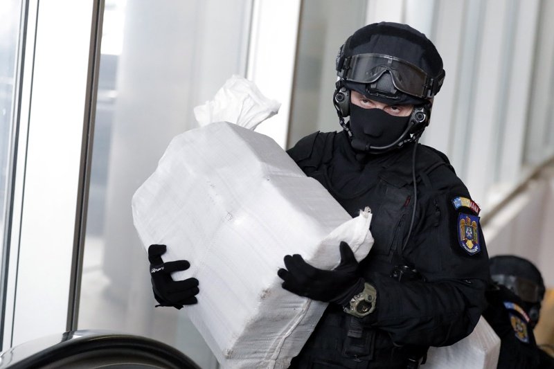 Румънски полицай носи чувал с кокаин. Снимка БГНЕС