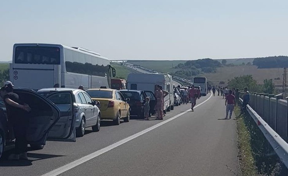 Километрични задръствания по магистралите и границата с Турция