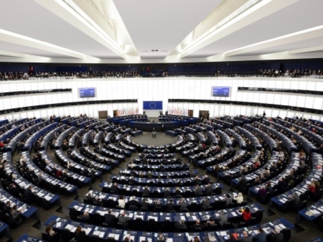 Манфред Вебер: Европарламентът трябва да избере само една централа