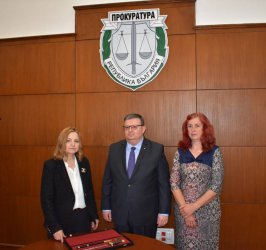 Главният прокурор Сотир Цацаров с Недялка Попова (вляво) и следовател Даниела Янева. Снимка: ПРБ