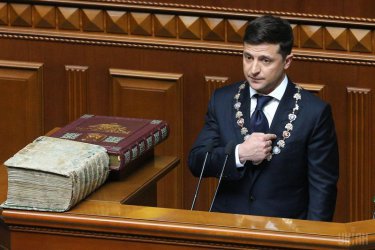 Володимир Зеленски полага клетва като президент