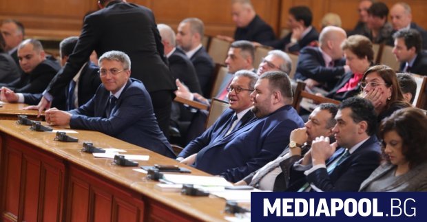 Депутатите от БСП за България се върнаха в парламента след