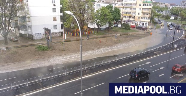 Проливен дъжд и ситна градушка се изляха над Варна в