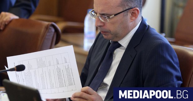 Министърът на земеделието Румен Порожанов депозира в петък заявление до