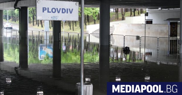 Силна буря с проливен дъжд и градушка удари Пловдив в