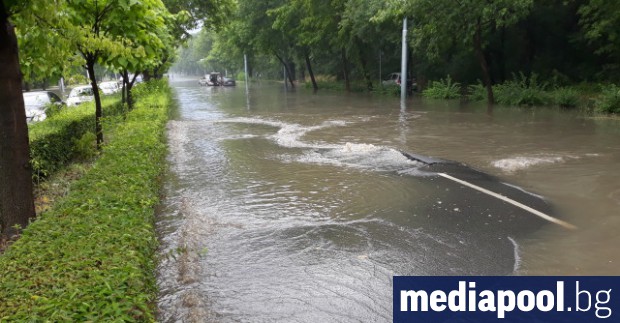 Силна буря с проливен дъжд и градушка удари Пловдив в