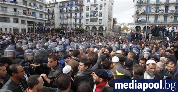 Най малко 24 полицаи бяха ранени в Алжир при сблъсъци между